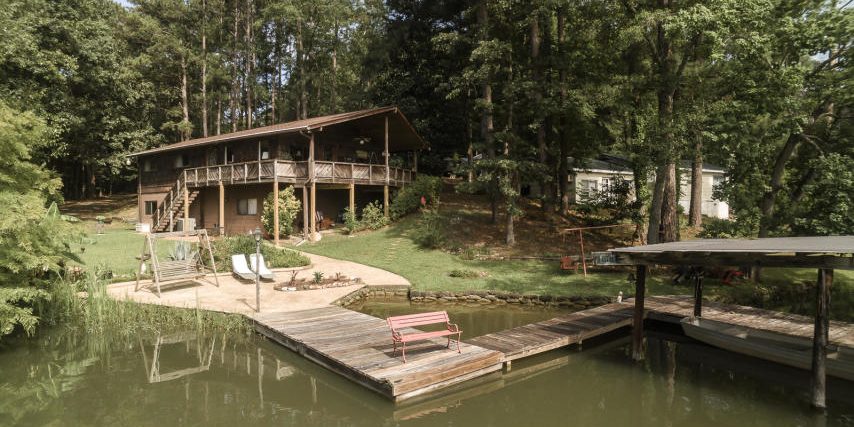228-pine-bark-trail-2 waterfront home nestled in friendly cove lake martin