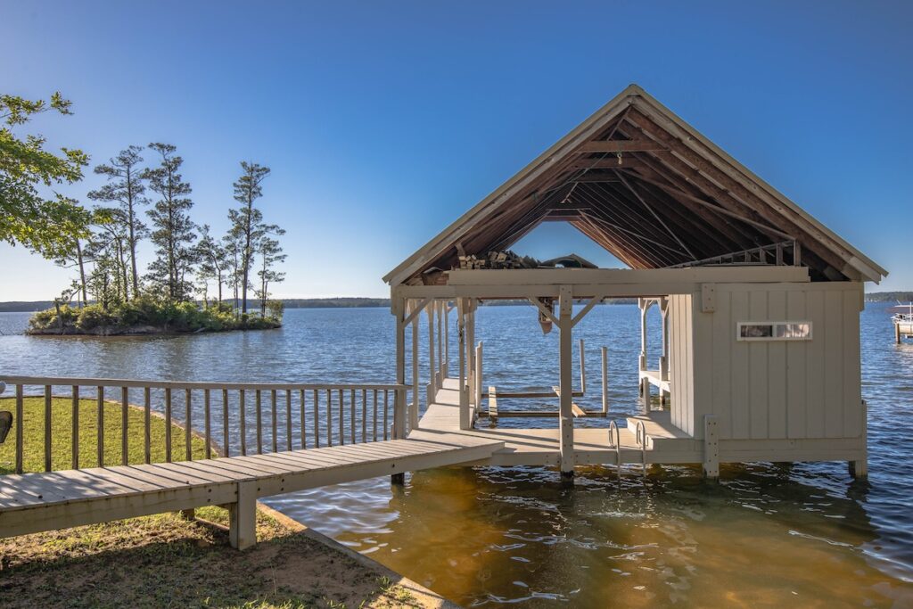 16121 Paces Point Boathouse