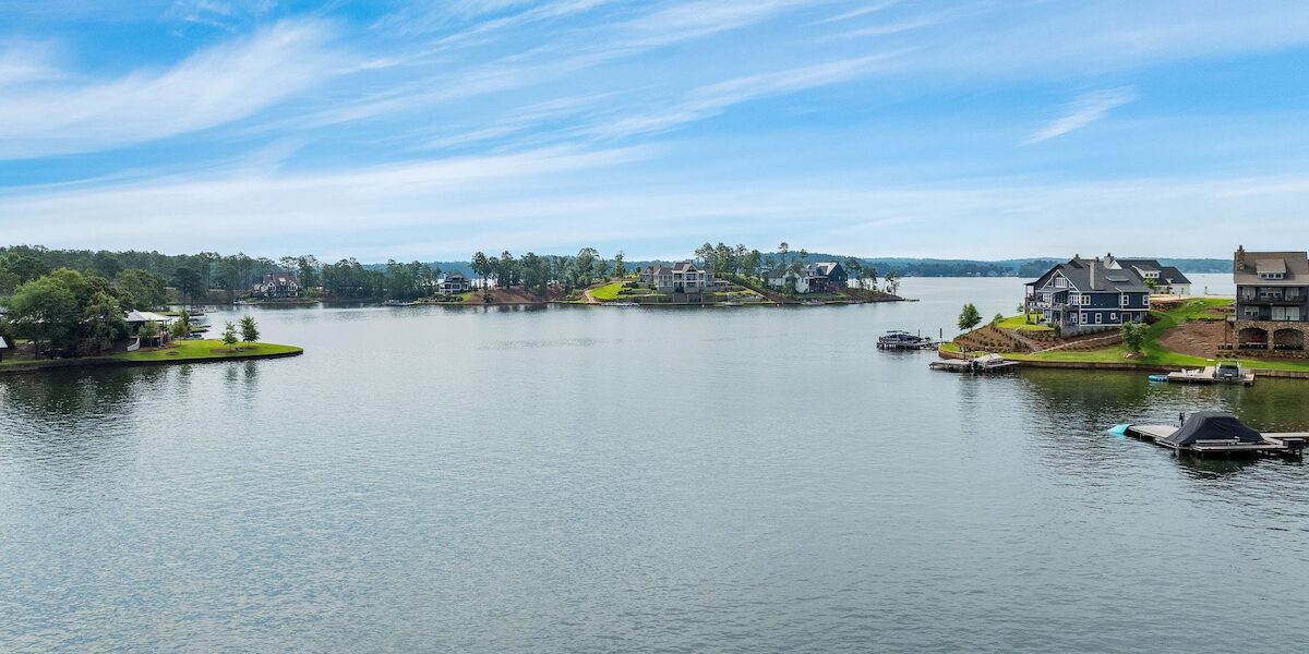 Homes on the water on Lake Martin