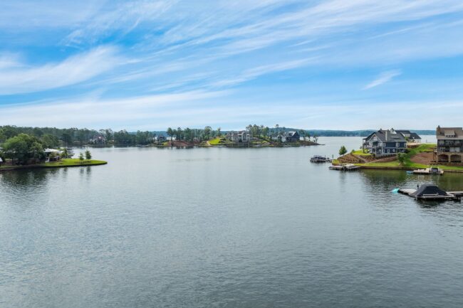 Homes on the water on Lake Martin